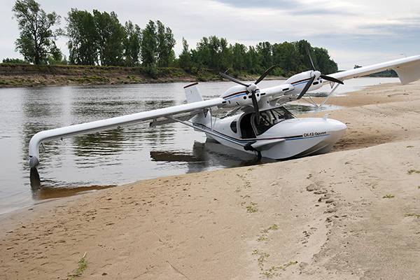 Легкий самолет малой авиации CK-12 Орион стоянка у берега на реке