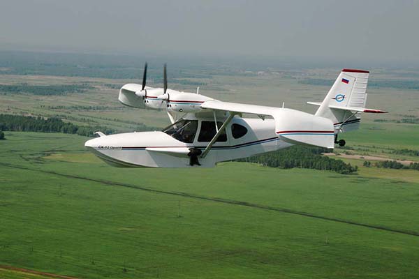 Легкий самолет малой авиации CK-12 Орион в полете